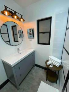 圣路易斯里奥科罗拉多Departamento en SLRC的一间带水槽和镜子的浴室