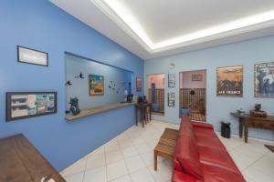 戈亚尼亚Goiânia Palace Hotel的客厅拥有蓝色的墙壁和红色的沙发