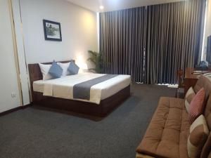 金边Nimith Hotel & Restaurant的酒店客房,配有床和沙发