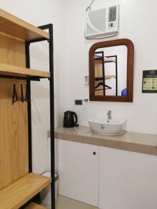杜马格特E&R Airport Hotel的一间带水槽和镜子的浴室