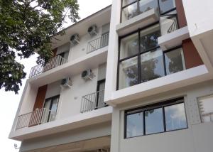 万隆LN9 Bandung Guest House的公寓大楼设有阳台和窗户。
