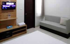 万隆LN9 Bandung Guest House的带沙发和电视的客厅