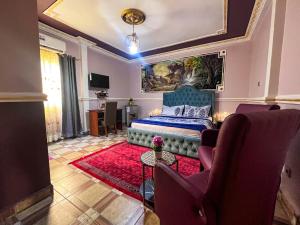 雅温得Hôtel The Place的一间卧室配有一张床和红色地毯