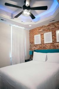 巴尔的摩Sleek and Cozy Micro Fells Point Residence!的卧室配有白色的床和吊扇