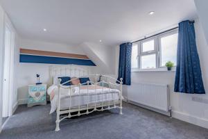 福克斯通Charming 3 BR in Folkestone!的卧室配有白色的床和窗户。