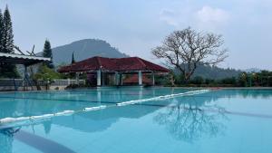 PanyaweuyanGreen Hill Resort Kemuning的一个带凉亭的游泳池