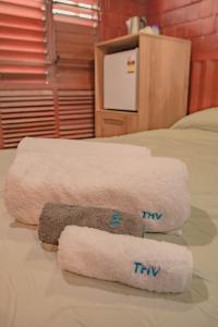 南迪Tahals Holiday Villas的酒店客房的床上有两条毛巾