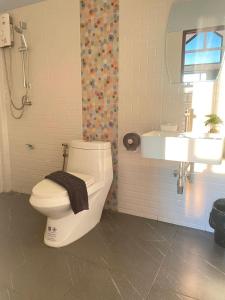 董里My Heaven Resort的浴室配有白色卫生间和盥洗盆。