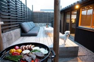淡路AKIYA nehemiah - Vacation STAY 84870的一只狗站在庭院里,烤着蔬菜