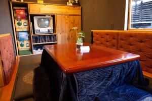 淡路AKIYA nehemiah - Vacation STAY 84870的客房设有木桌和电视。