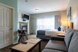 西塞德普洛姆之旅馆的酒店客房,配有床和沙发