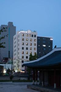 首尔Hotel DM的一座城市的建筑,有建筑背景