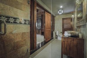 乌布Portobello Villa Ubud的客房内设有带水槽和卫生间的浴室