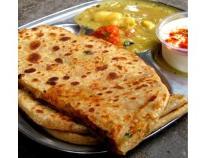 VishnupurLodge Meghamallar, Bishnupur的一盘带纳安面包和一碗汤的食物