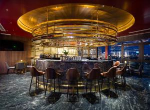 岘港Golden Lotus Grand的餐厅的酒吧,有大吊灯