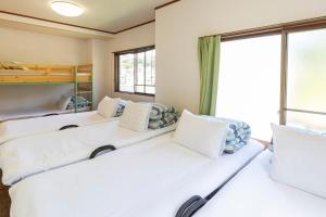 和歌山和歌浦Poseidon家族団体専用個室的带三张床和窗户的客房