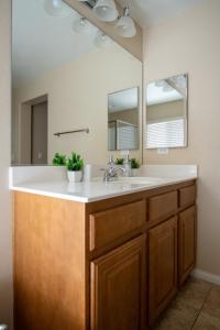拉斯维加斯Large 3BR King Suite Moments Away From Strip的一间带水槽和镜子的浴室