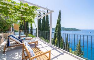 杜布罗夫尼克Beautiful Apartment In Dubrovnik With Jacuzzi的享有水景的阳台