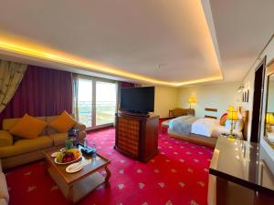 安曼里安曼皇家酒店的酒店客房设有沙发、床和电视。