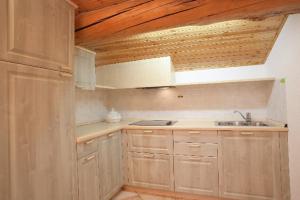 利维尼奥VERDELAGO Appartamenti e CASA CRY的一个带木制橱柜和水槽的厨房