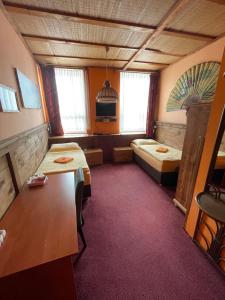斯特日布罗乌布兰基酒店的一间设有两张床和一张桌子的房间