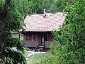 图赫尔斯克利普利采Tradicionalna zagorska drvena kuća Stara murva的一间木制房子,设有红色屋顶和门廊
