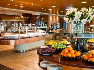 卡尔佩AR Diamante Beach & SPA Hotel 4 SUP的餐厅内供应水果和蔬菜自助餐