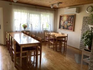 库雷萨雷帕尔纳旅馆&公寓的用餐室配有木桌和椅子