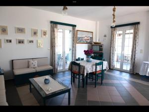 艾拉方索斯帕普利亚斯公寓的客厅配有桌子和沙发