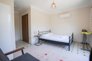 奥尔塔贾Villa w Pool and Balcony 3 min to Dalyan River的一间卧室配有一张床和一张桌子