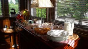 爱丁堡萨娜德丽兰兹住宿加早餐旅馆的桌上带碗和盘子的厨房台