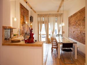 柏林Smart Appart Atelier Berlin的厨房以及带桌椅的用餐室。