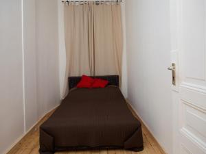 柏林Smart Appart Atelier Berlin的一张床上的床上红色枕头