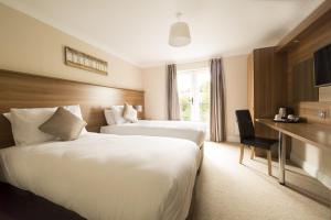 斯莱戈河畔酒店的酒店客房配有两张床和一张书桌