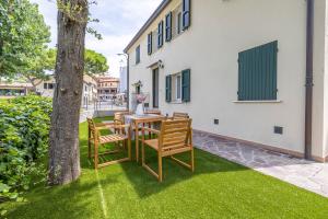 加比切马莱La Finestra sul Mare - Appartamento con vista的一个带桌椅和树的庭院