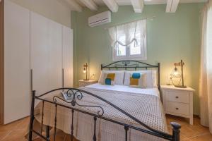 加比切马莱La Finestra sul Mare - Appartamento con vista的一间卧室配有一张带金属框架的床