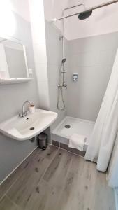 尼萨Diecezjalny Dom Formacyjny的白色的浴室设有水槽和浴缸。