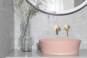 阿姆斯特丹Bob W Oosterpark的浴室设有粉红色的碗和花瓶
