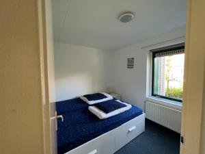 Hello Zeeland - Vakantiehuis Zeemeeuw 128客房内的一张或多张床位