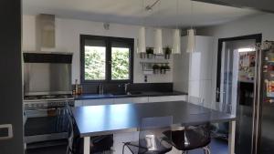 蒙彼利埃VILLA MONTPELLIER的厨房配有黑色台面和水槽