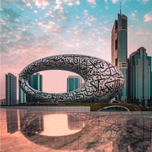 迪拜Millennium Plaza Downtown Suites的城市前方的大金属雕塑