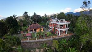 新加拉惹The Mungseng Villa Bali的山丘上房屋的空中景致