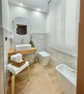 佩斯卡拉Regina Elena Rooms的白色的浴室设有水槽和卫生间。