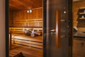 弗拉绍Hotel Flachauerhof的一间铺有木地板的木墙桑拿浴室