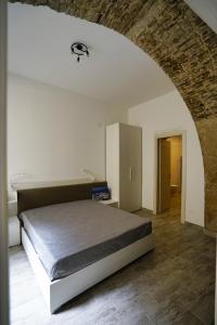 FornelliCARLO DI BORBONE - Casa Vacanze-的一间卧室设有一张床和砖墙