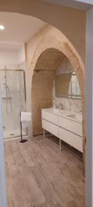 FornelliCARLO DI BORBONE - Casa Vacanze-的浴室设有白色水槽和镜子