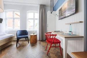 滕宁苏木高登安克尔酒店的客房设有书桌、两把椅子和一张床