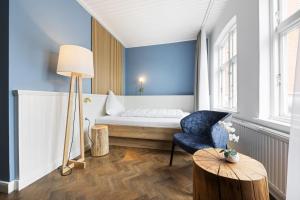 滕宁苏木高登安克尔酒店的配有床、椅子和桌子的房间