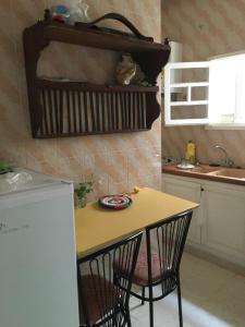 拉马萨Maison Avec Jardin Garage的厨房配有桌椅和水槽。