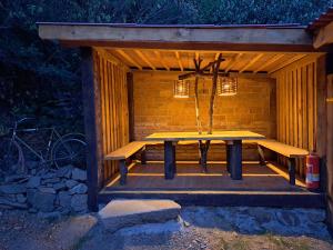 斯特日布罗Isabellental - Blacksmithing的晚间在凉亭里摆放的木餐桌